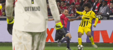 里爾1-0多特，科貝爾失誤，半場(chǎng)2-1領(lǐng)先。